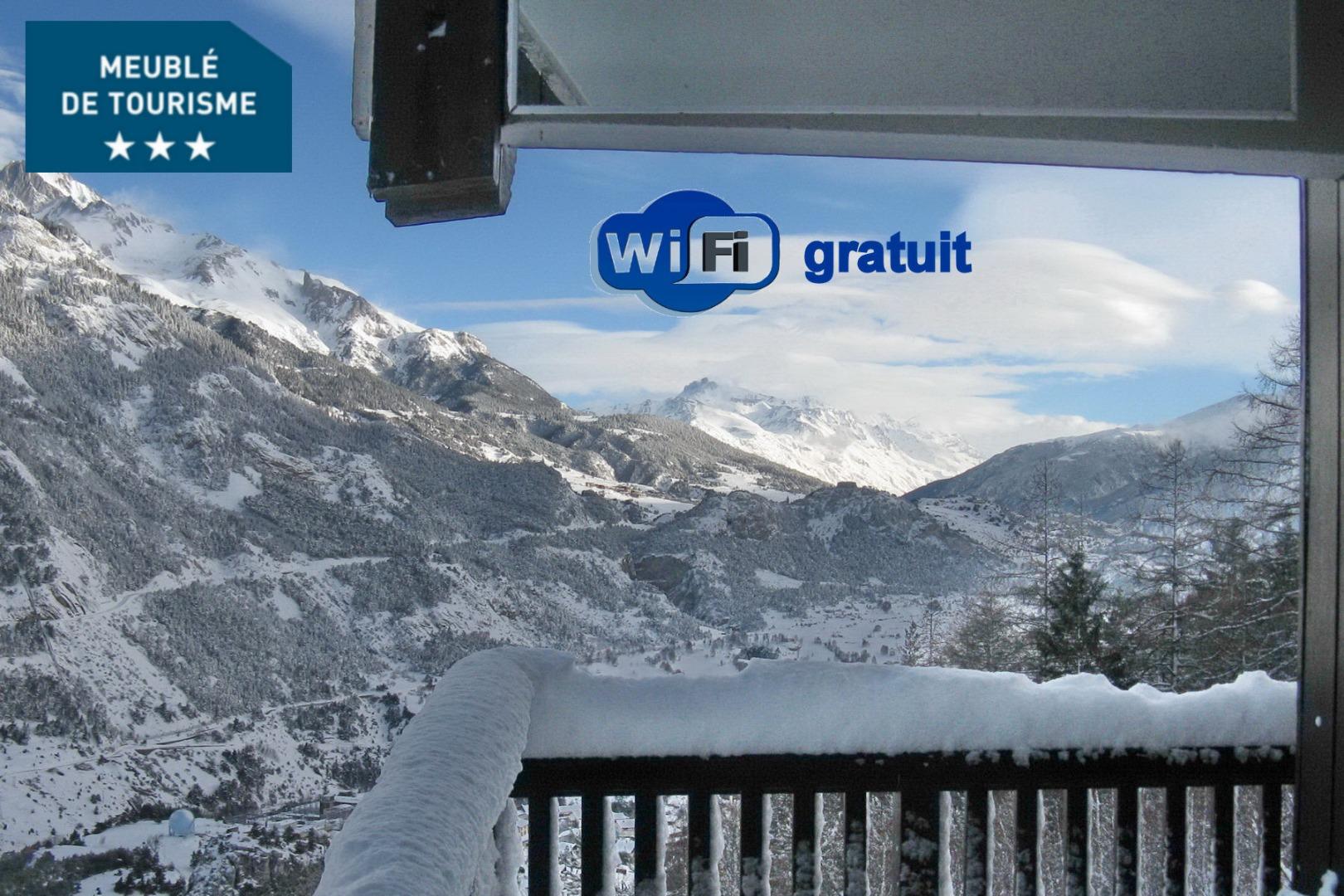 <b><font color="#FFFF00" size="3">Le balcon et la vallée de Haute Maurienne - Hiver</font></b><br> Le village d'Aussois au centre<br>