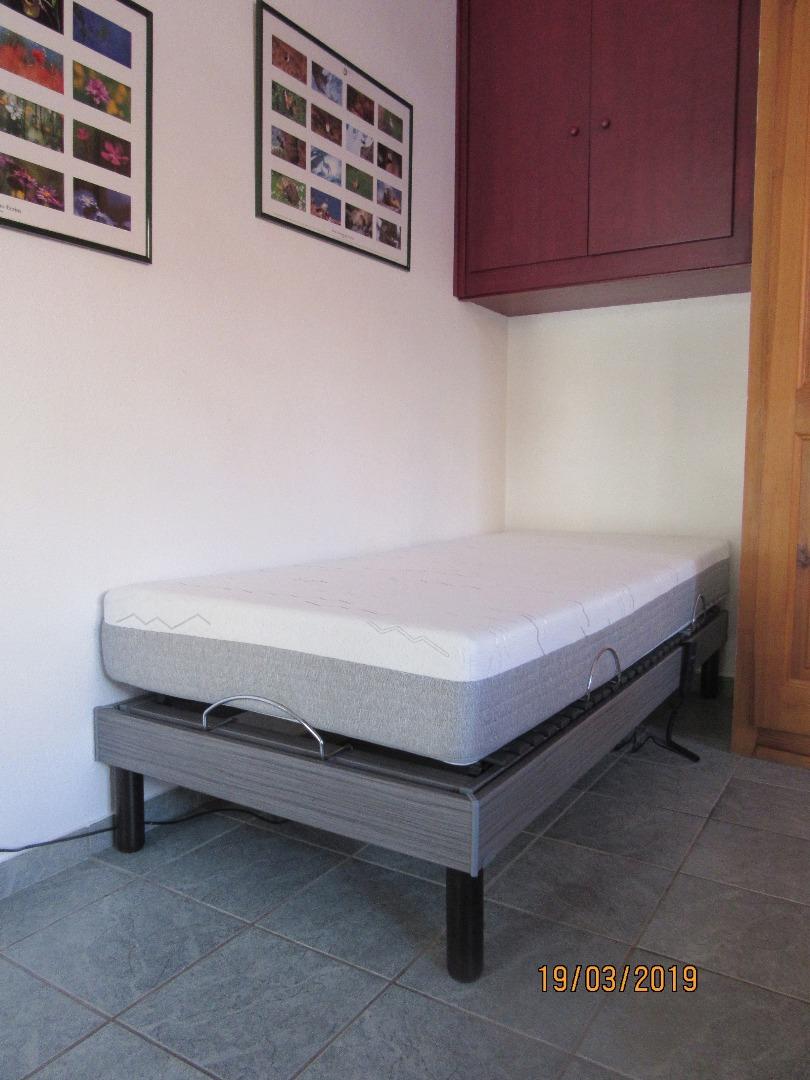 Lit à commande électrique dans la pièce de vie, qui peut accueillir une personne à mobilité réduite. Matelas neuf et confortable.