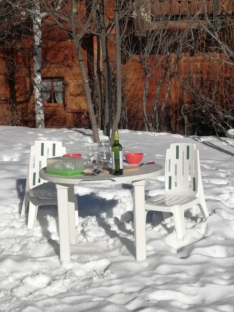 Déjeuner au soleil de janvier, les pieds dans la neige ! Magique !