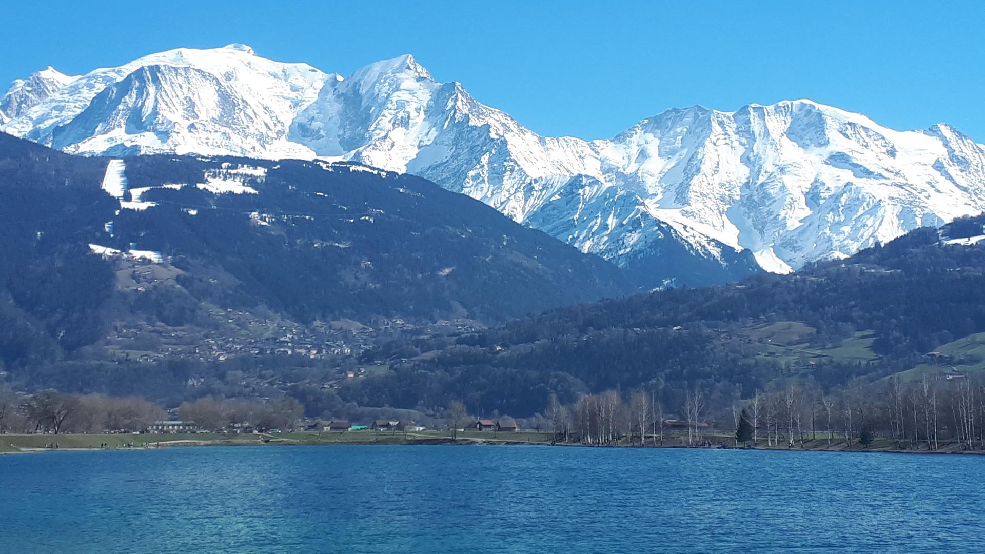 Le lac à 5min du chalet. Baignable en été. Vue exceptionnelle sur le massif du Mont Blanc et les Aravis