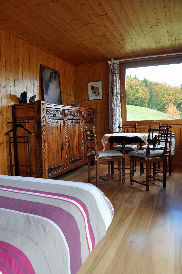 Chambre panoramique du rdc avec son beau parquet en poirier. Il n'y a plus de moquette et toutes les chambres sont en parquet dont 2 en poirier massif.