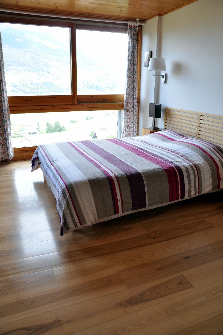 Chambre panoramique avec un grand lit en 160cms. Salle de bain privative avec grande douche italienne. Vue Aravis