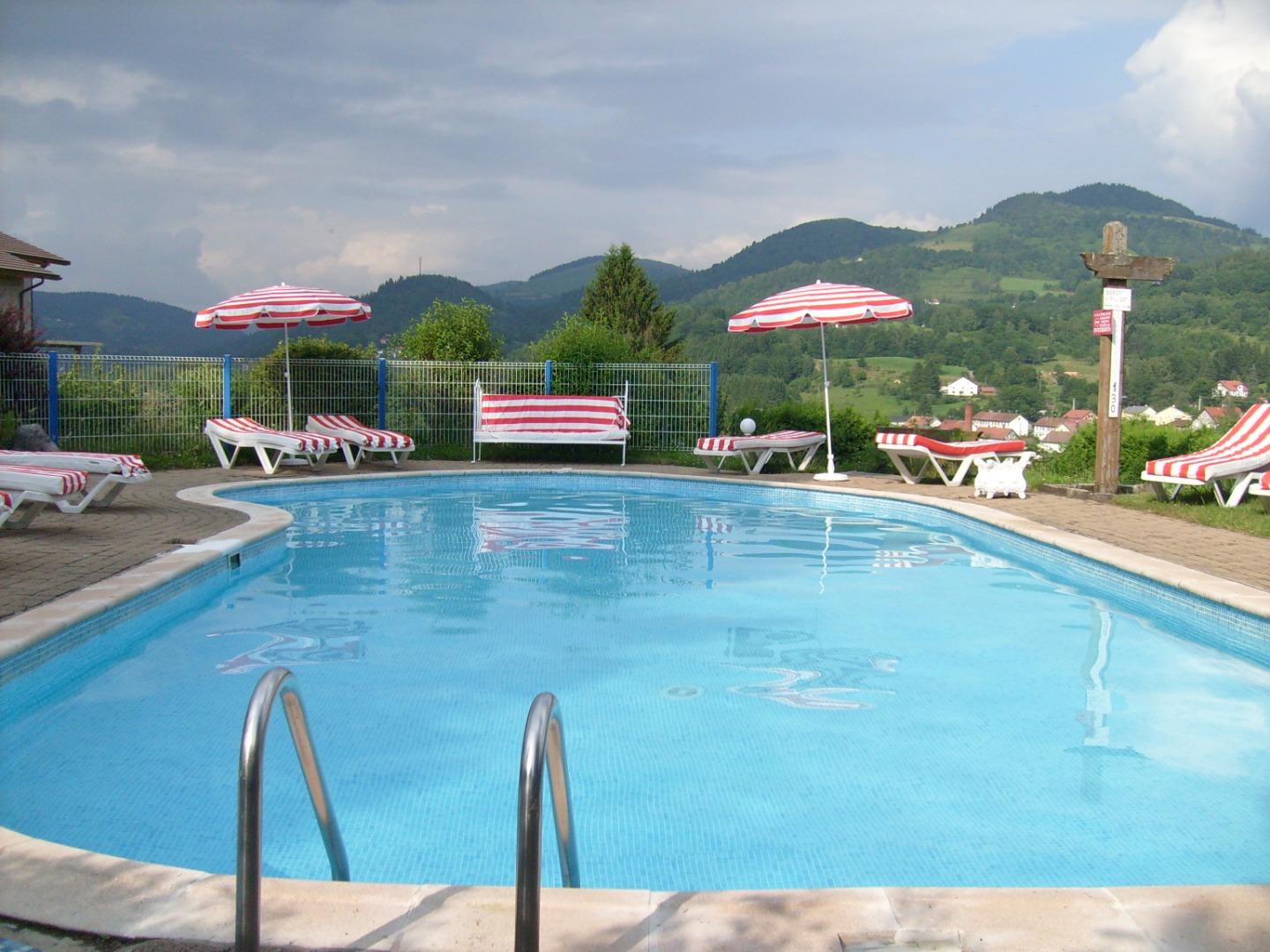 CHALET 8 pers, 2 salles de bain   Bar à crèpes, piscine, spa, bowling, ping pong, tennis, WIFI, aire de jeux géante, trampoline, baby foot, jeux vidéos,....