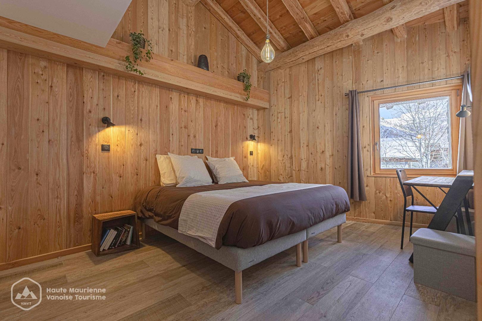 La chambre parentale, exposée Est, mansardée et équipée de literie de grande qualité king size, bureau, avec sa salle de bain en suite.