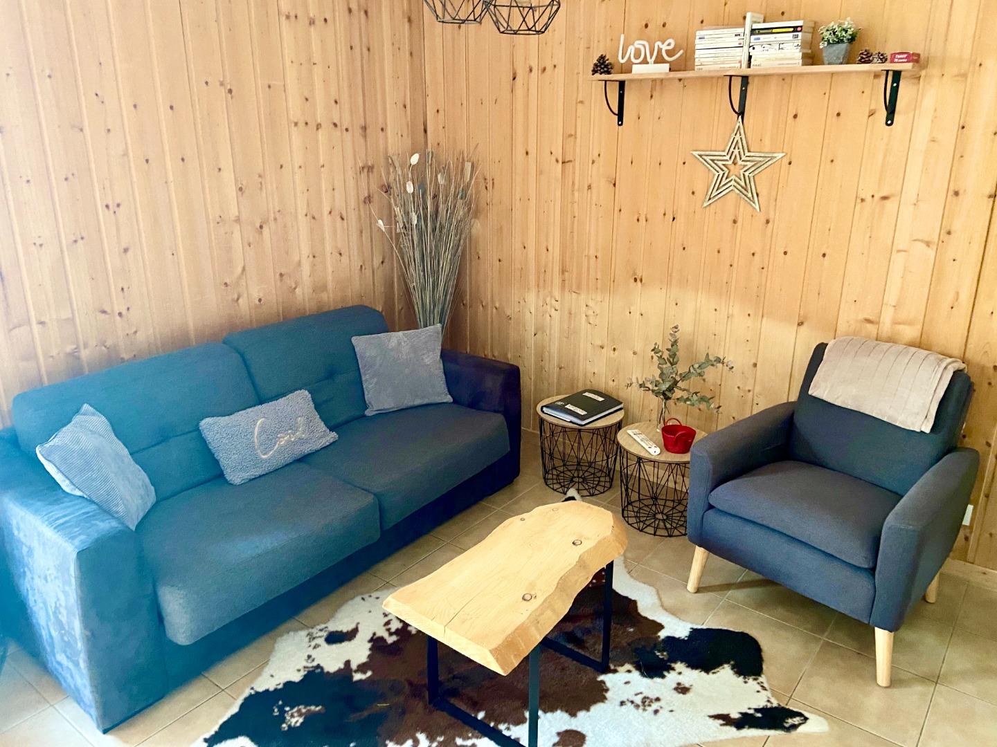 Coin salon avec canapé et fauteuil