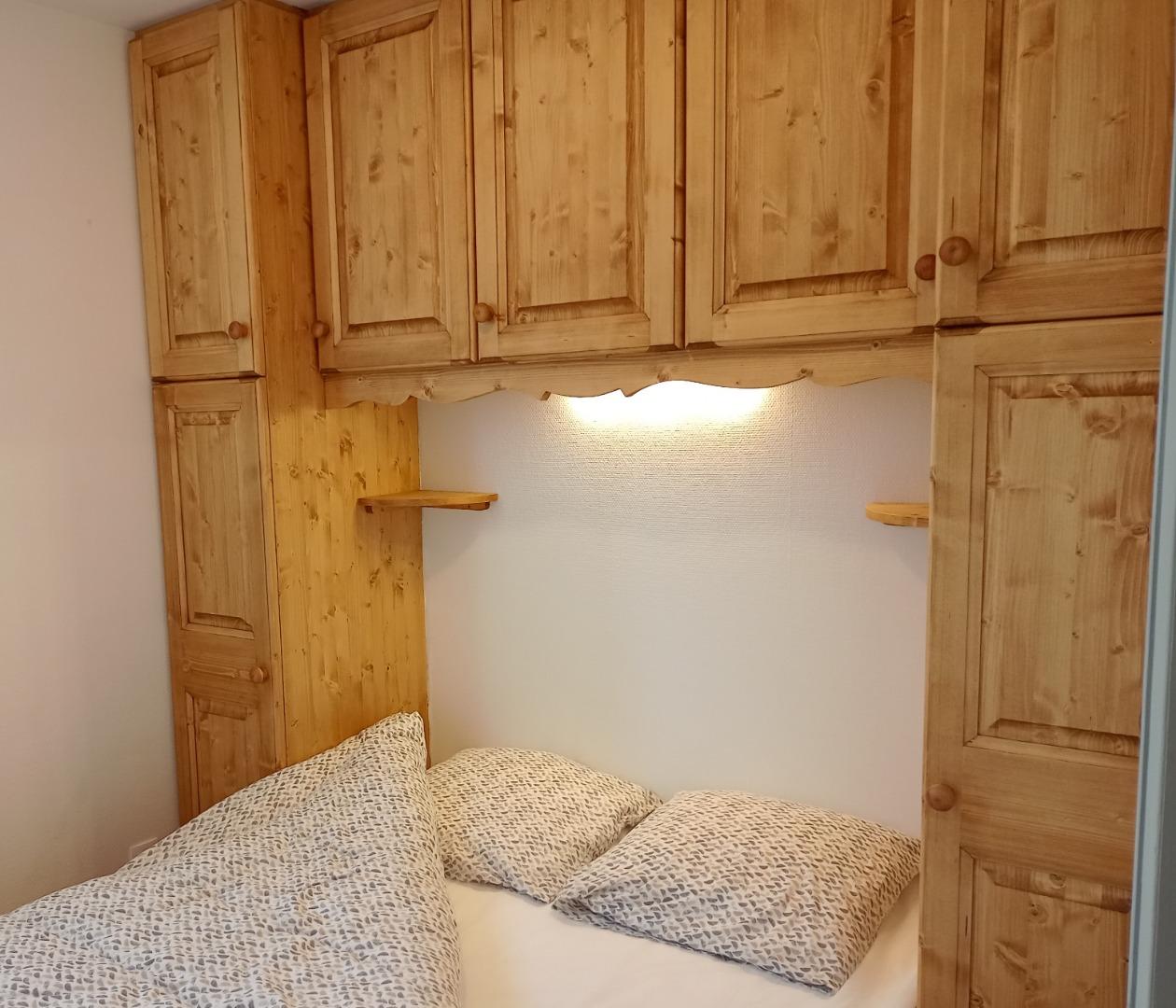 Chambre lit deux personnes et ses nombreux rangements