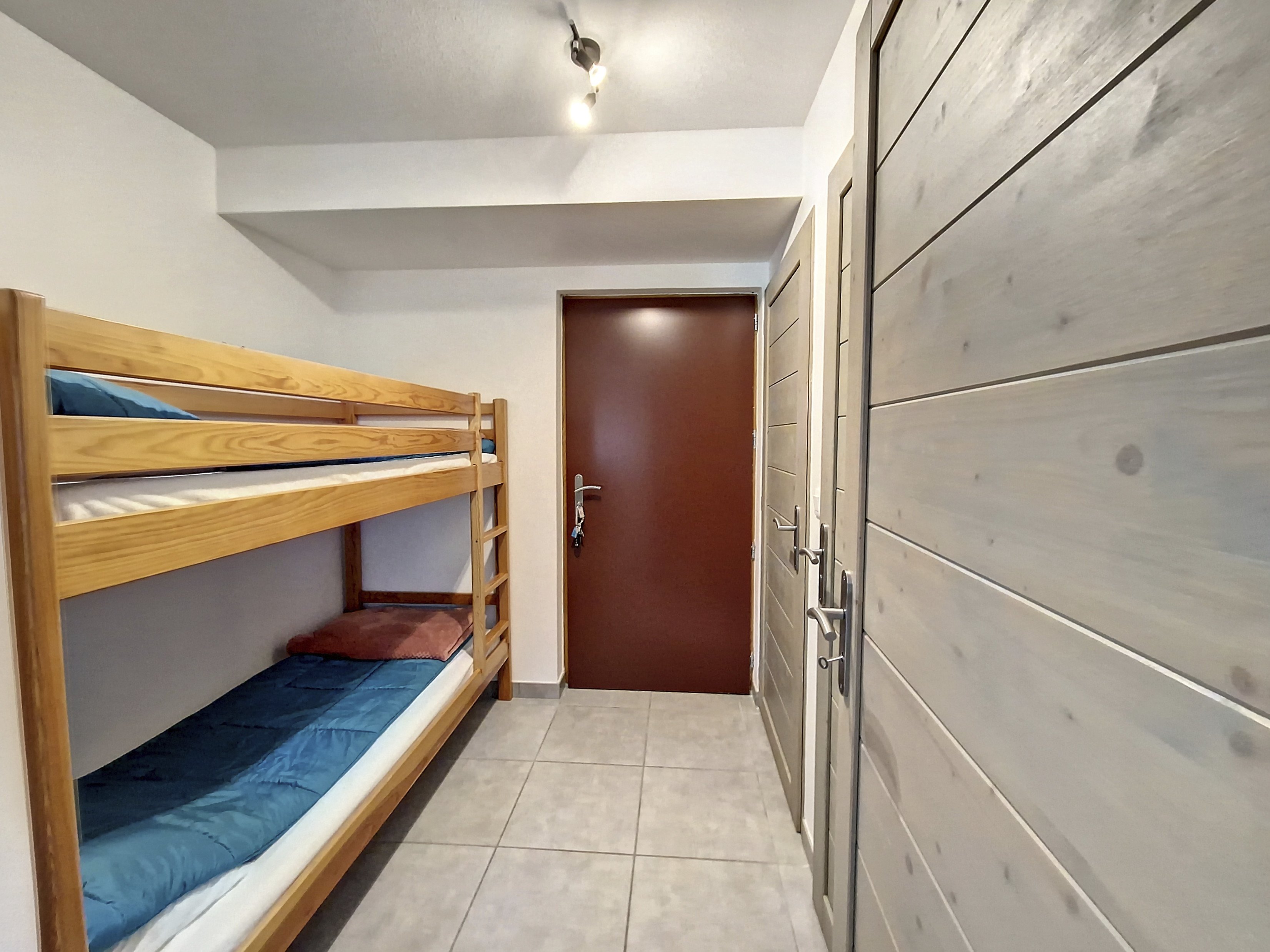 coin montagne dans l'entrée de l'appartement.
2 lits superposés en 90x190 avec couette