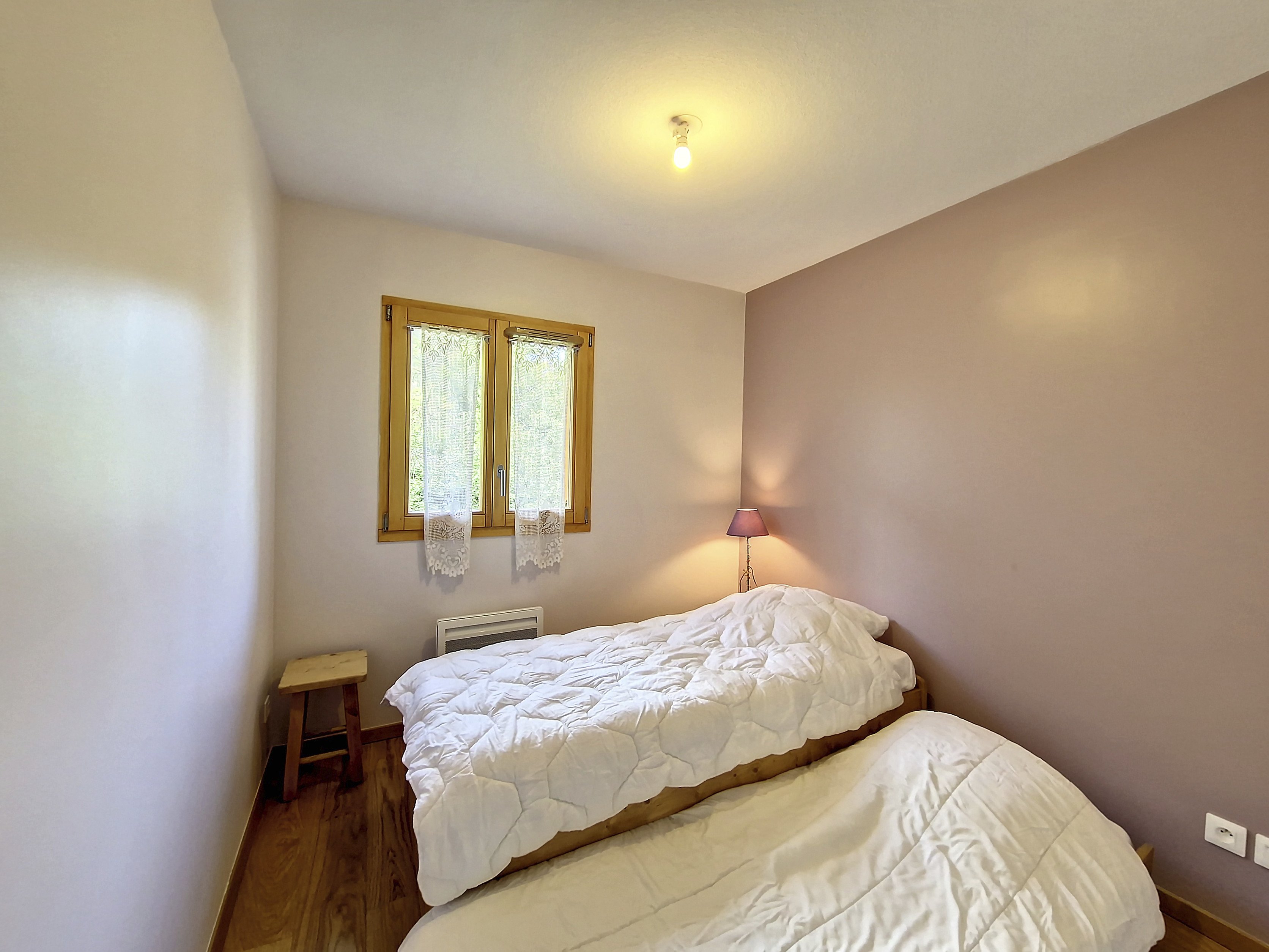 1 lit simple en 90x190 avec couette avec 1 tiroir lit en 90x190 avec couette