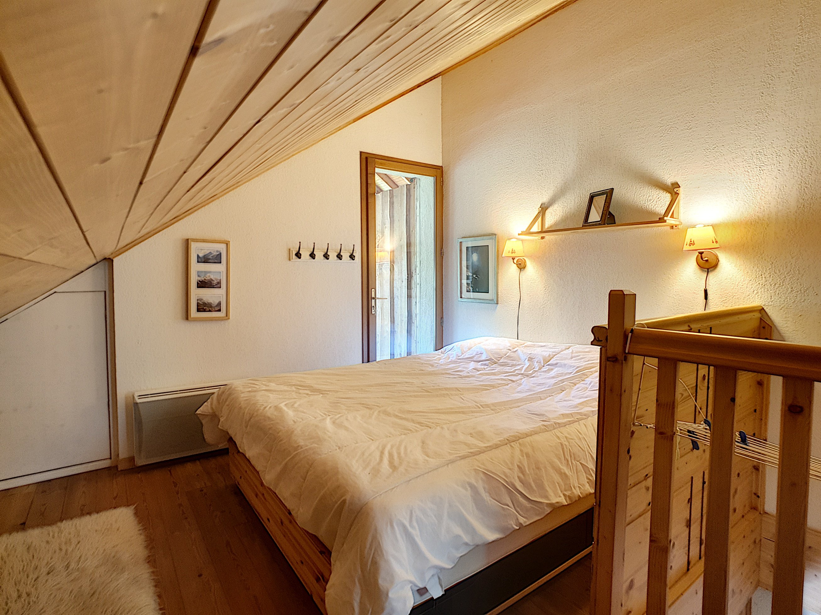 1 lit douche en 160x200 avec couette avec petite salle de bain attenante (avec baignoire et WC)