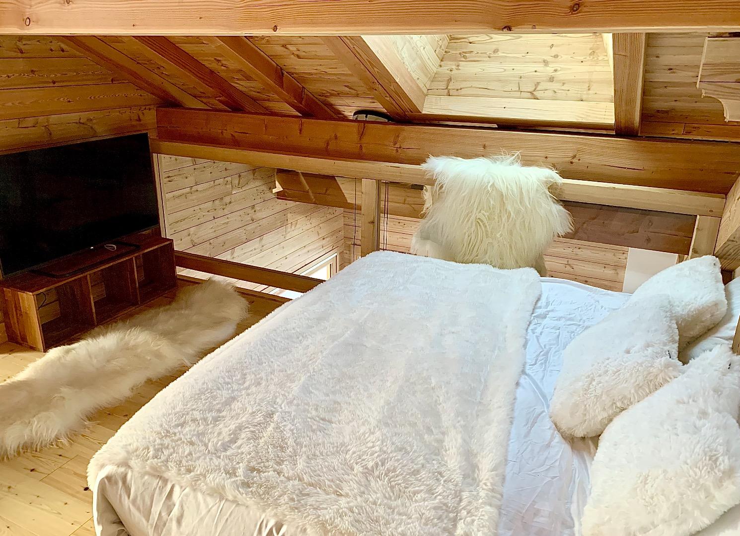Suite  mezzanine, ouverte sur le salon 