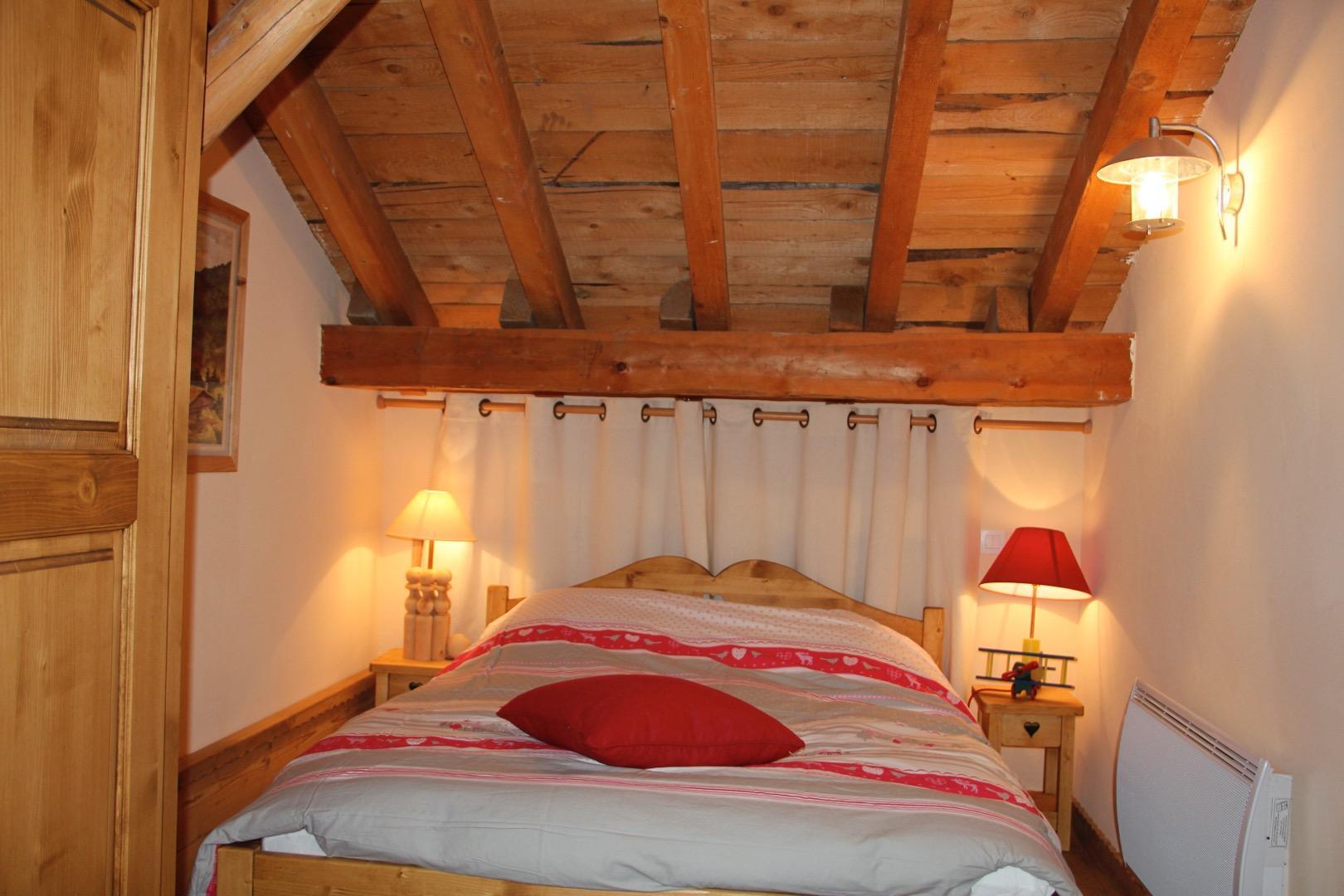Chambre 1 à l'étage avec le lit 2 places (aussi un lit 1 place, 1 armoire et une étagère)