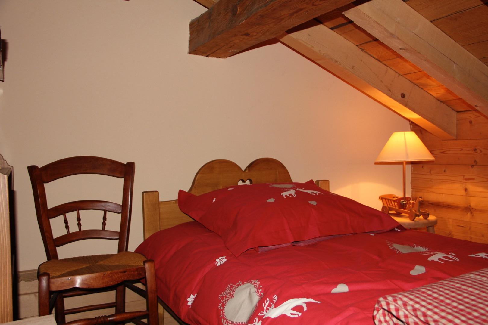 Chambre 1 à l'étage avec un lit 1 place (aussi un lit 2 places, 1 armoire et une étagère)