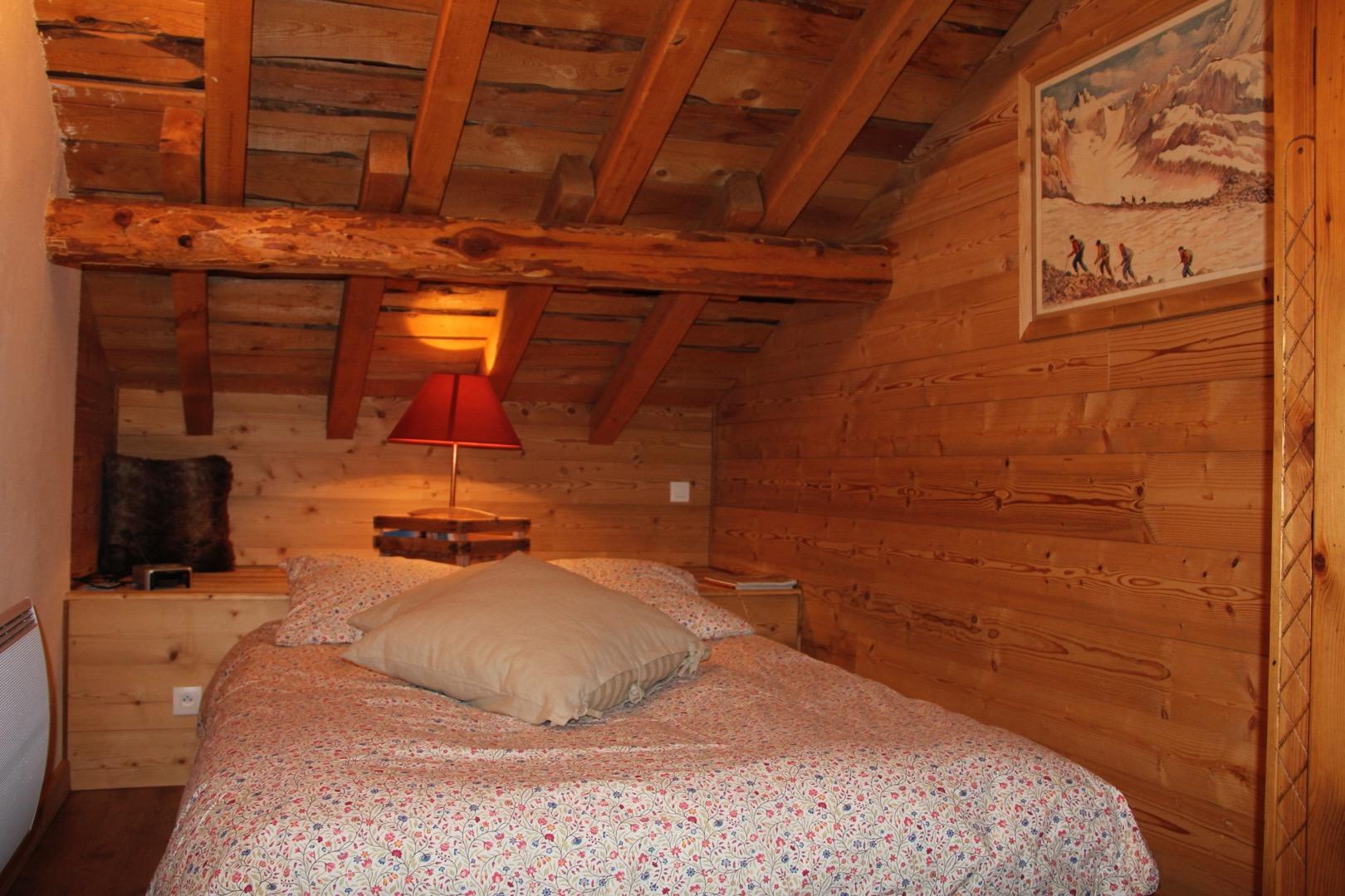 Chambre  2 à l'étage avec un lit 2 places (aussi 1 lit bébé, un canapé 3 places et une armoire)