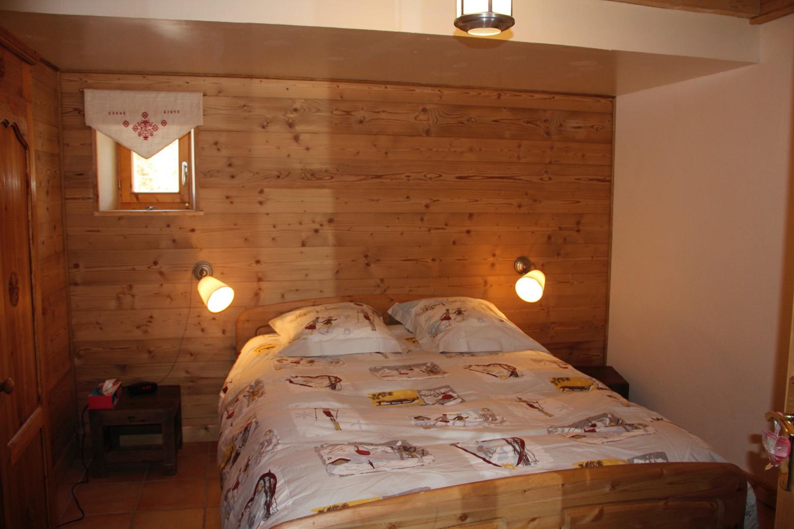 Chambre au rez-de-chaussée avec un lit 2 places et 1 armoire,