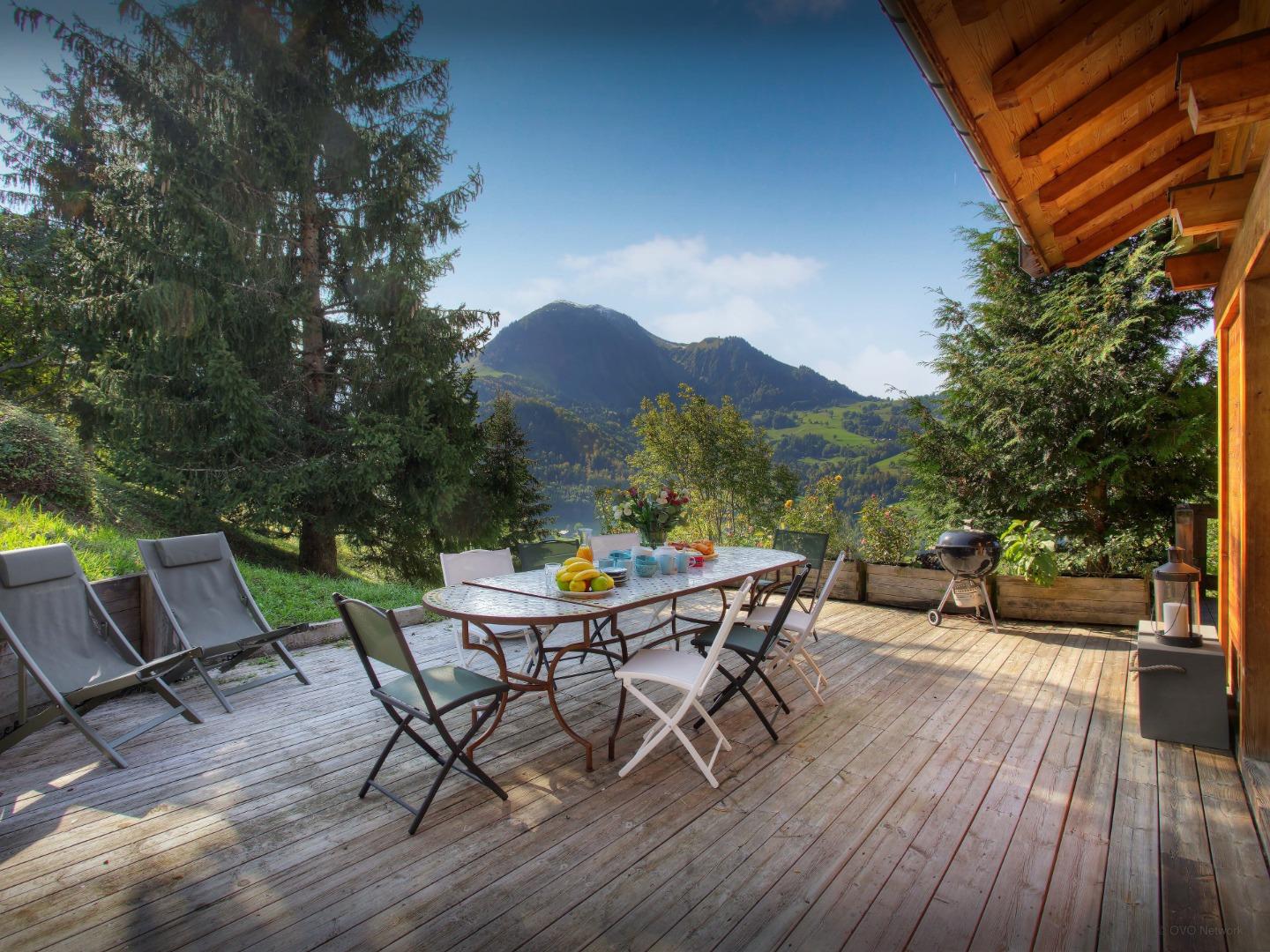 La terrasse aménagée, pour les repas en plein air, face au Mont Sulens