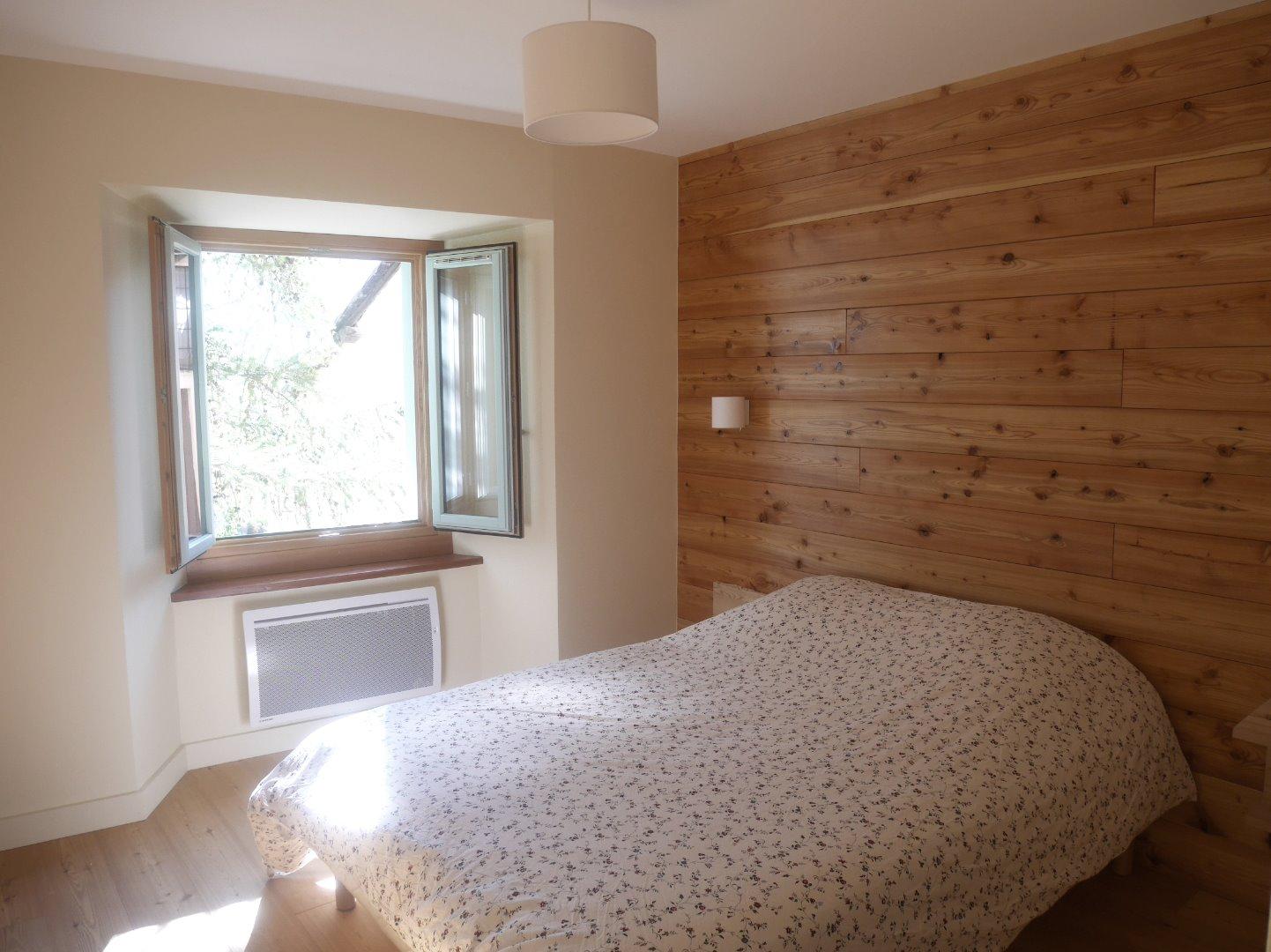 une chambre double avec sa salle de douche 