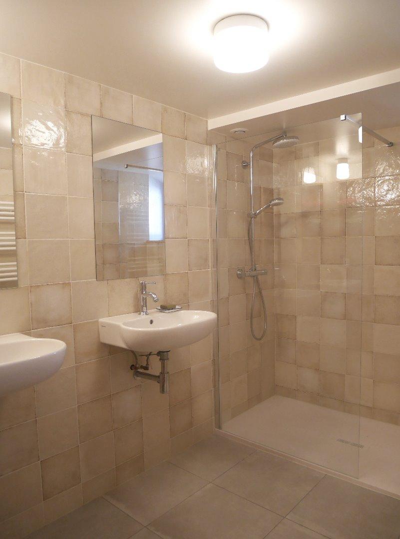 une grande salle de bain familiale avec de nombreux rangements