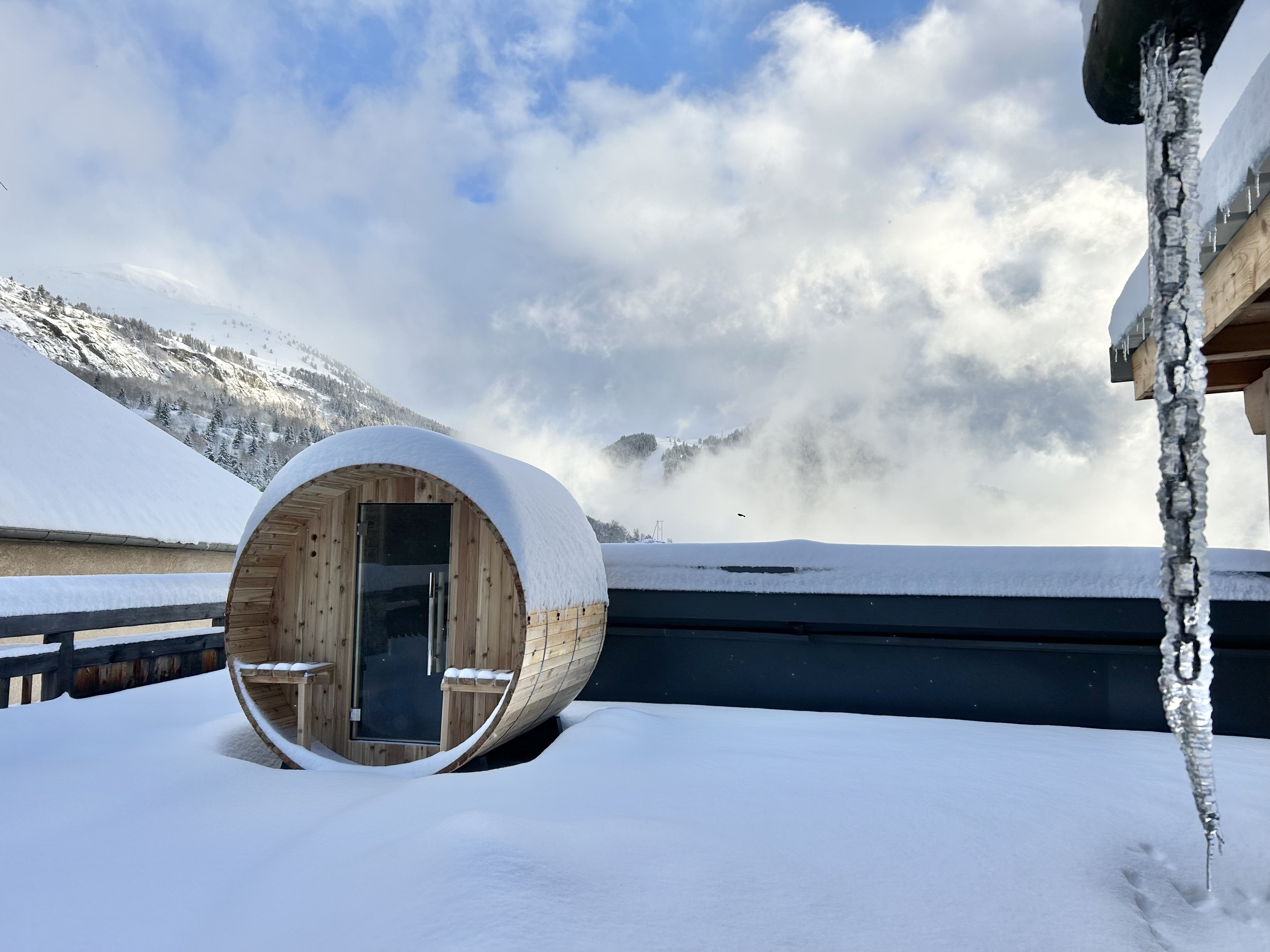 Terrasse du Dénali avec son sauna privatif en hiver