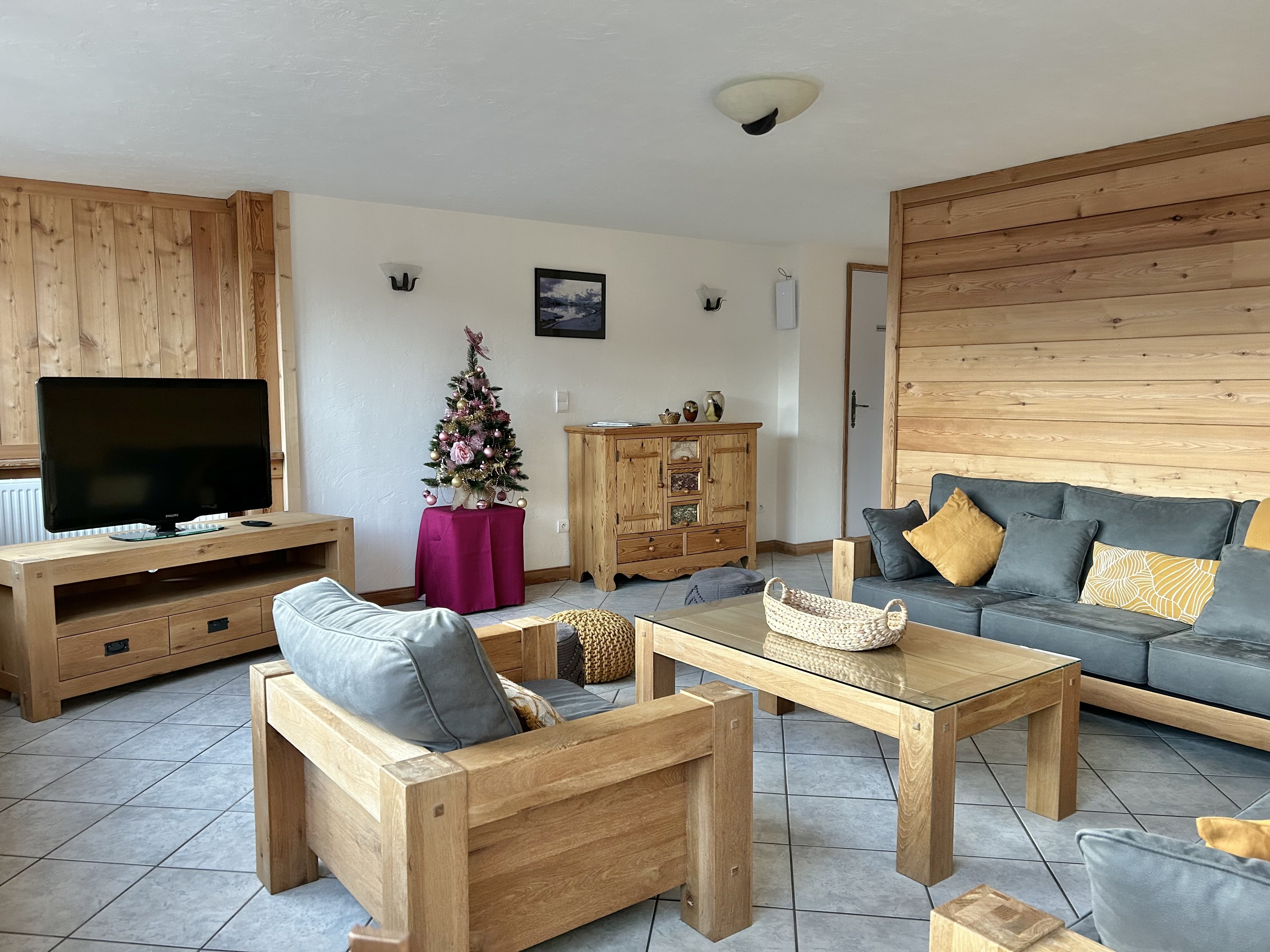 Salon (avec un sapin décoré pour Noël)
