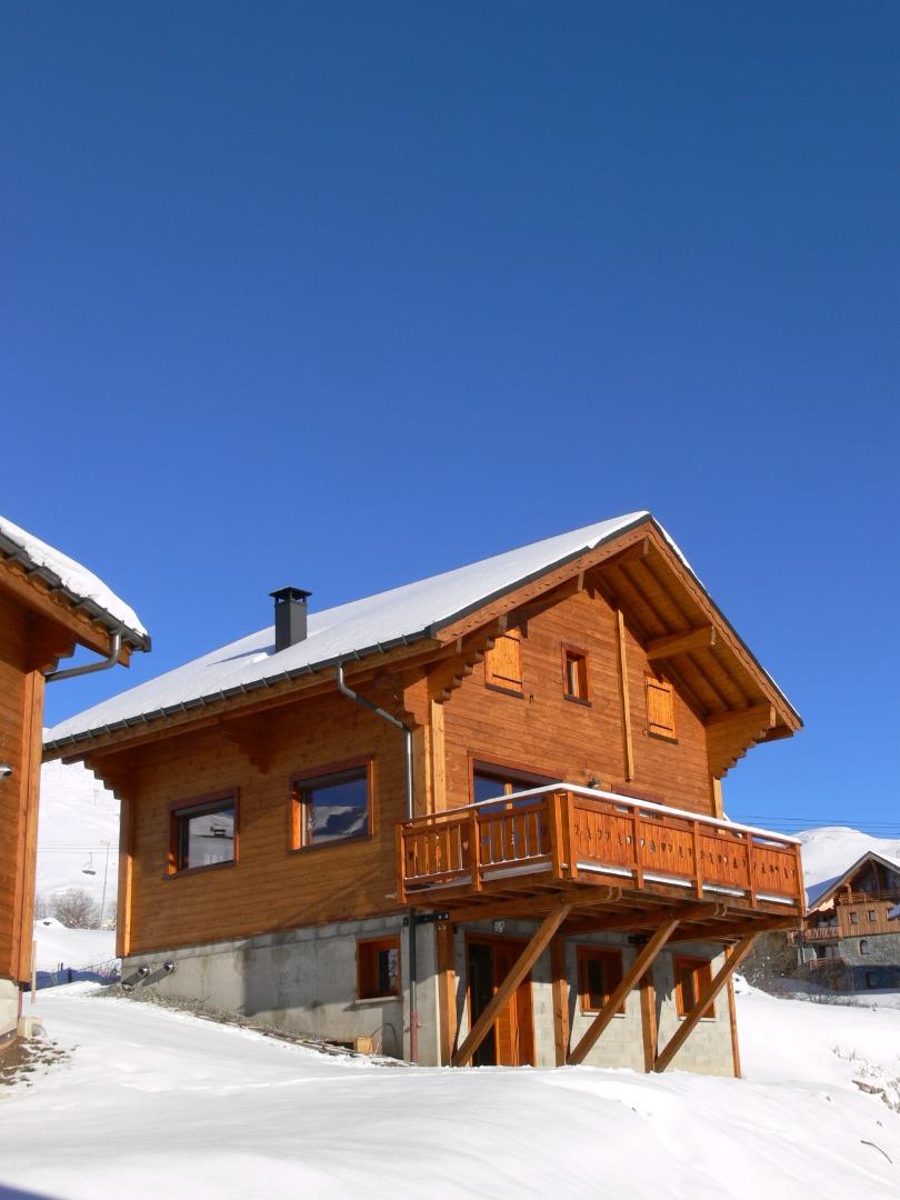 chalet avec une très grande terrasse se situant au calme près du télésiège du soleil. 
une promenade sans voiture vous permet d’accéder au centre en moins de 7 mn à pied.