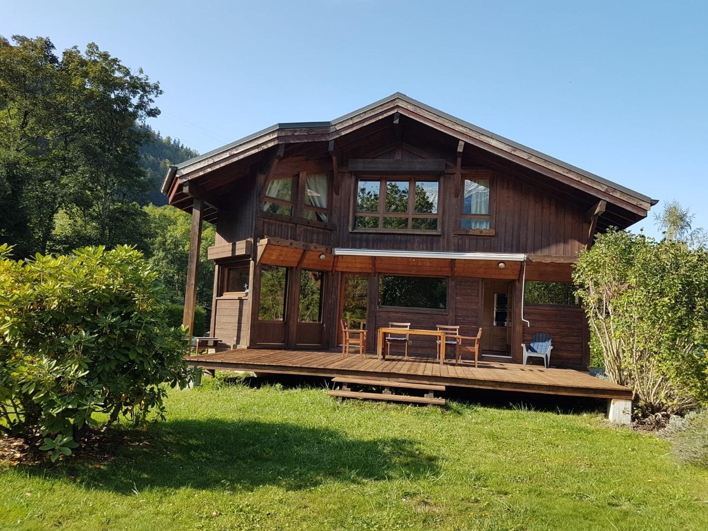 Le chalet d’architecte édifié pour profiter au maximum de l’environnement.