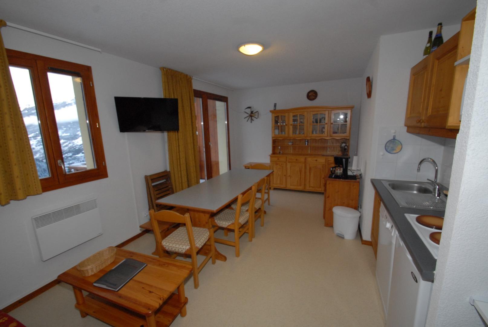 Grande Pièce à vivre: salon, salle à manger, coin cuisine.