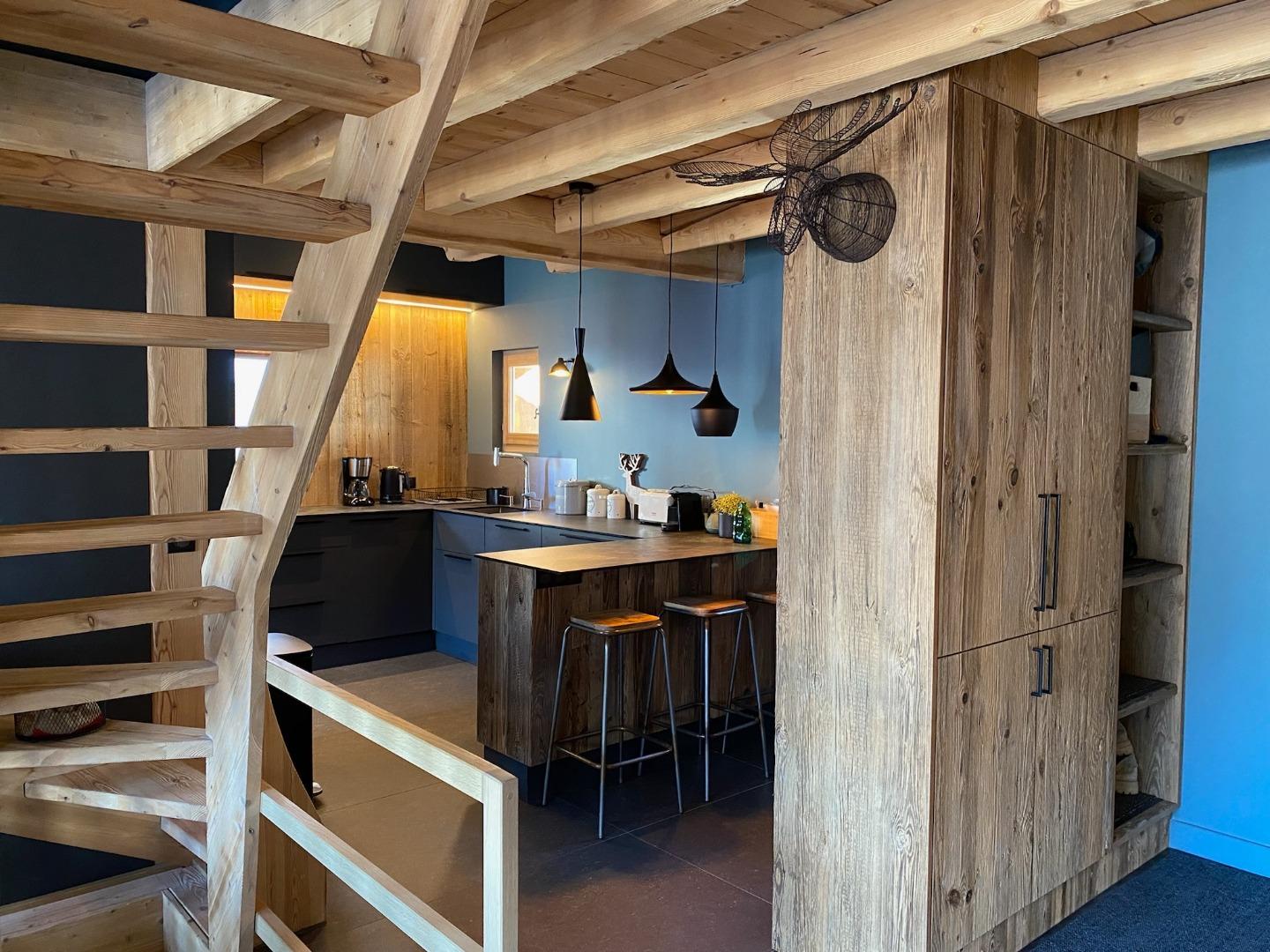 cuisine en arrière plan, escalier et entrée sur la droite 