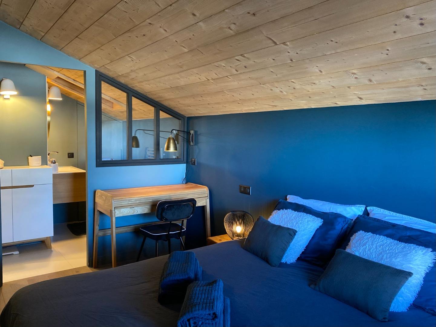 suite parentale avec sa salle de bain en arrière plan 