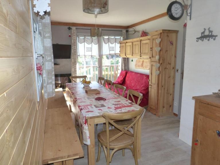 La salle à manger pouvant accueillir 12 personnes à table ! et le coin couchage pour 2 personnes