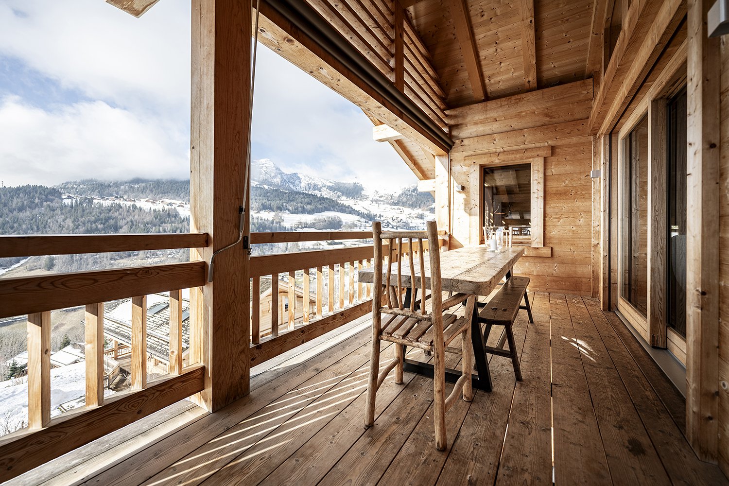 Terrasse couverte extérieur avec table pour 15 personnes
