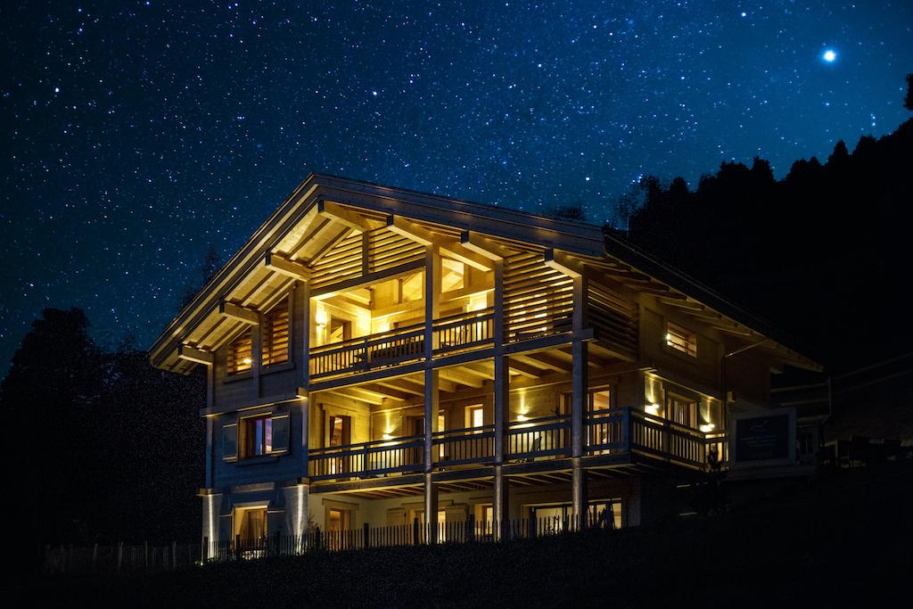 Le chalet Céleste en hiver sous les étoiles