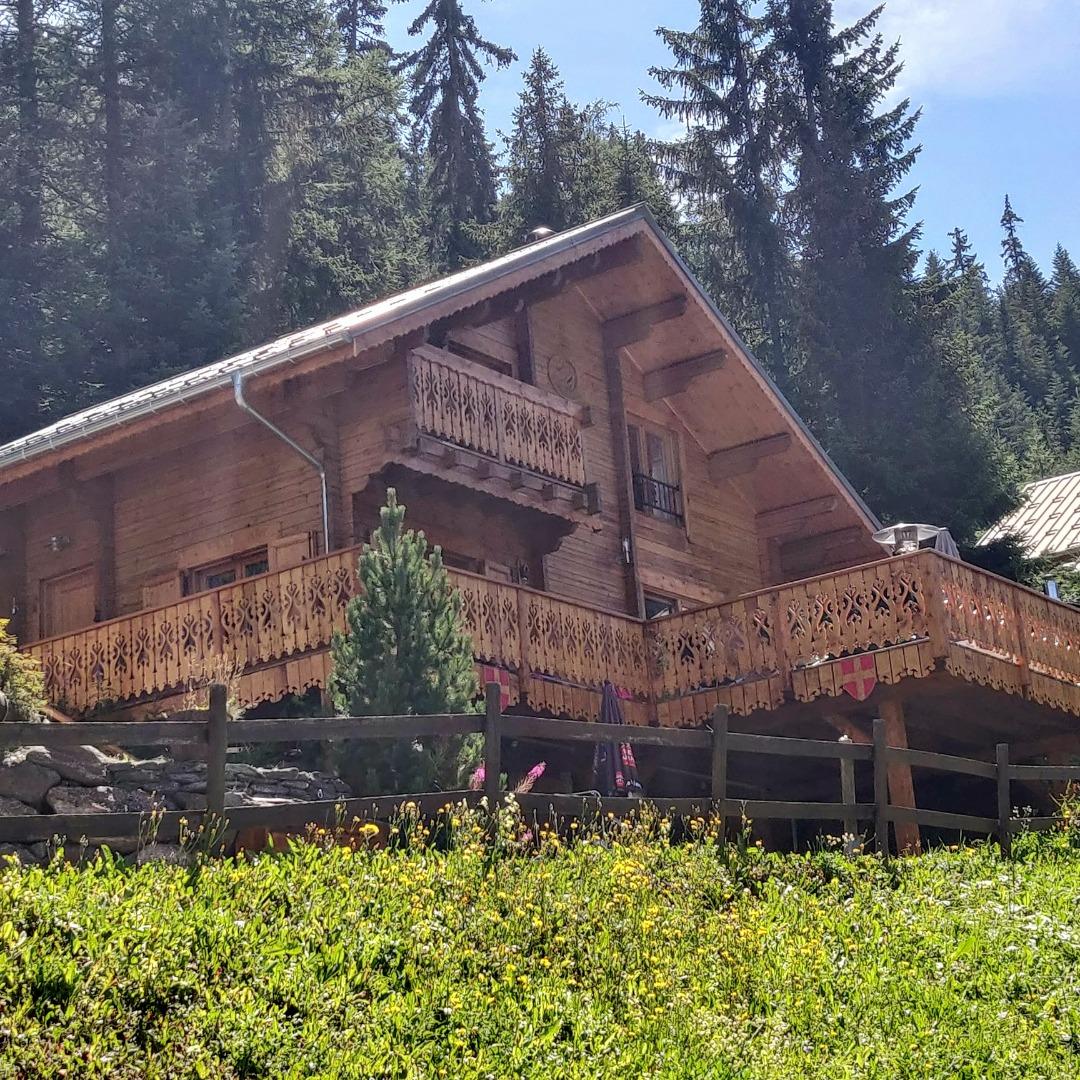 Magnifique chalet en madrier à l'orée des bois et dans Valfréjus, tout près des pistes de ski de Charmasson et des Télésièges, des commerces, écoles de ski, garderie...