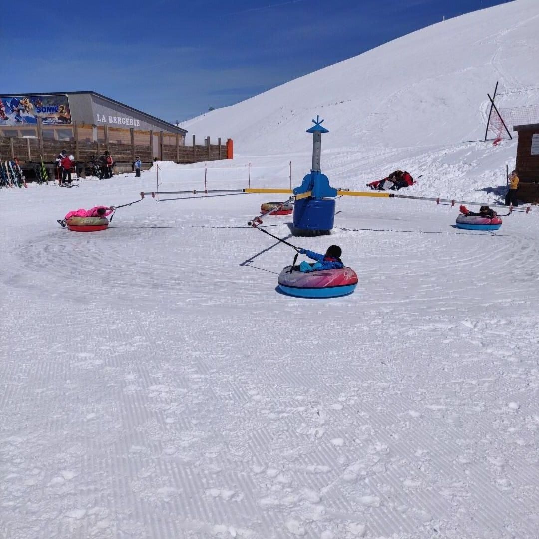 Jeux pour les enfants (tobogans naturels, balançoires, bouées tournantes...) au plateau d'Arrondaz