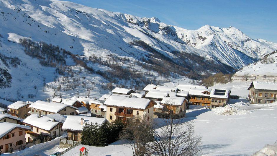Chalet GENEPI 1 au coeur du village du Lavassay accès direct aux pistes