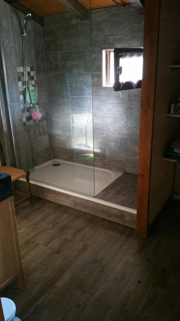 Grande salle d'eau avec douche à l'italienne , sèche-serviettes et fenêtre