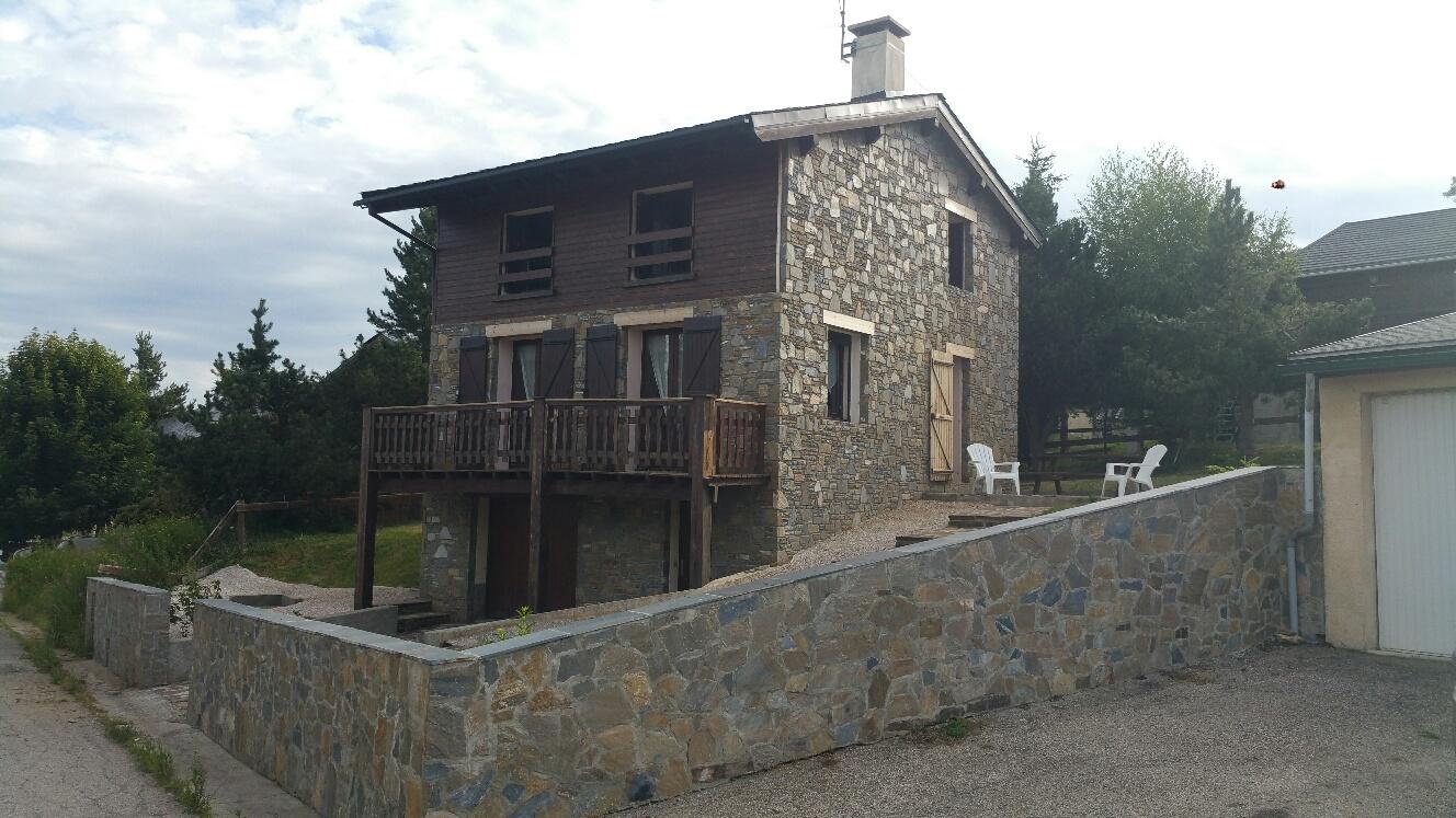 Agréable terrasse équipée de table de pique-nique, fauteuils, parasol, transats et barbecue pour l'été