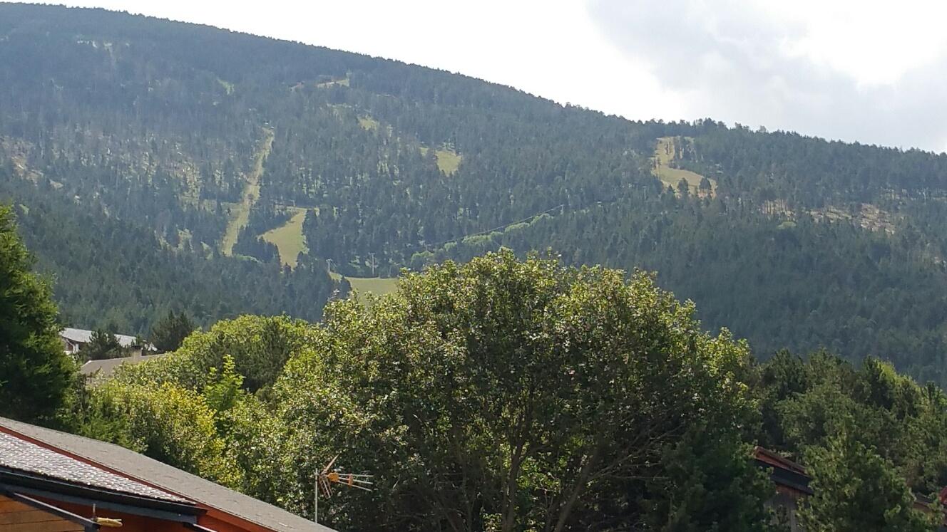 Vue sur les pistes depuis une chambre du chalet