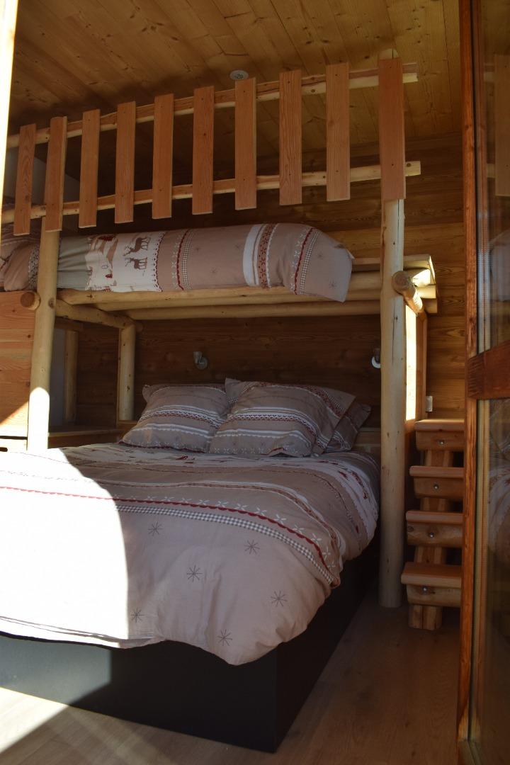 Une chambre avec un lit double 140 et un lit simple 90 en mezzanine et télévision