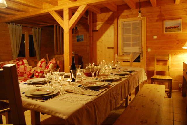 Séjour, la table peut accueillir jusqu'à  convives