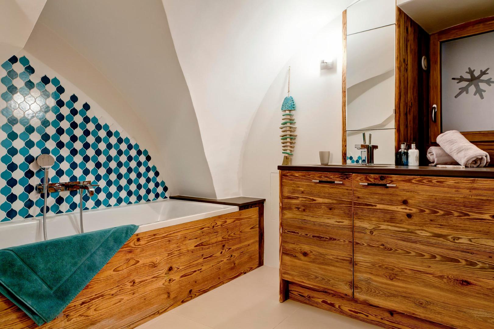 Grande salle de bain avec baignoire et douche pour la chambre principale