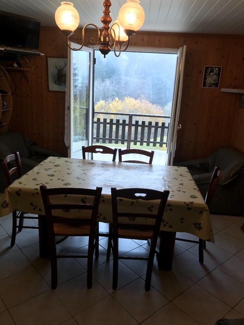 Salle à manger ouverte sur la terrasse