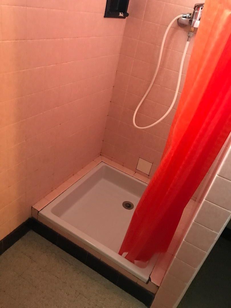 Salle de bain avec une douche