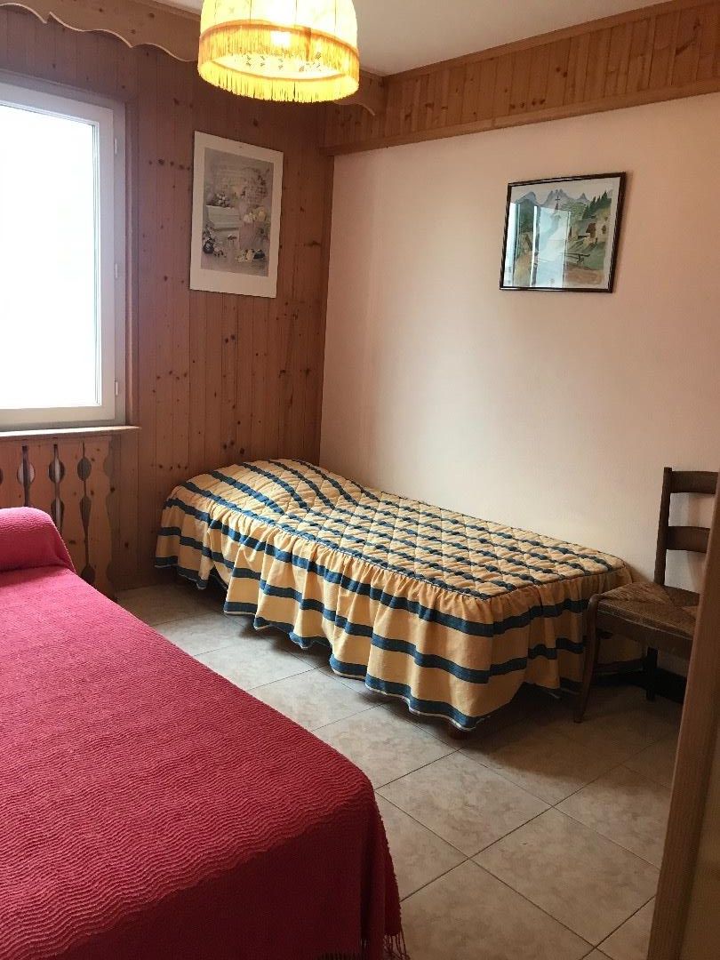 Chambre 2 avec un lit simple et un lit double