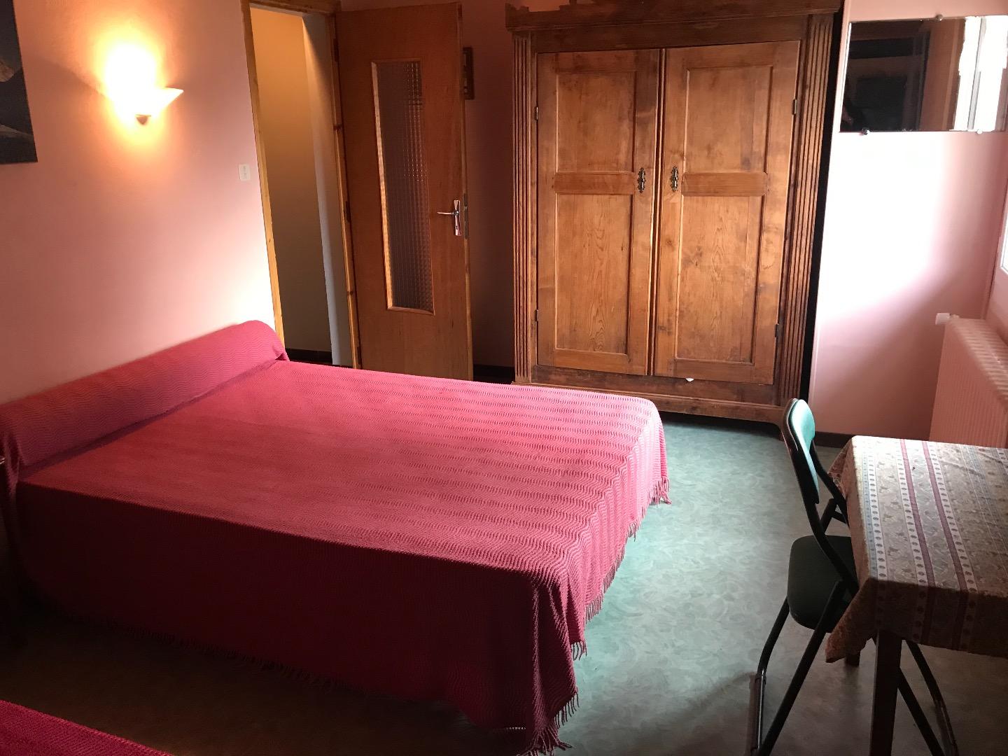 Chambre2 
1 lit double 1 bureau 