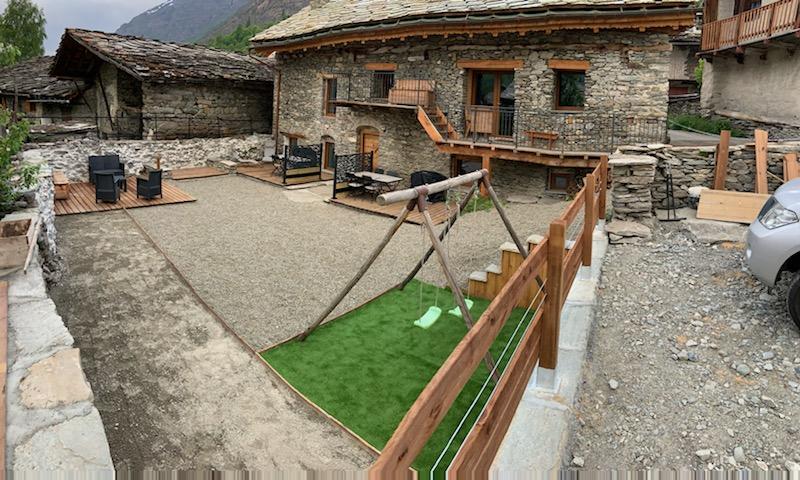 cour privée au chalet avec terrain de boules , balançoire, salon de jardin plancha...
