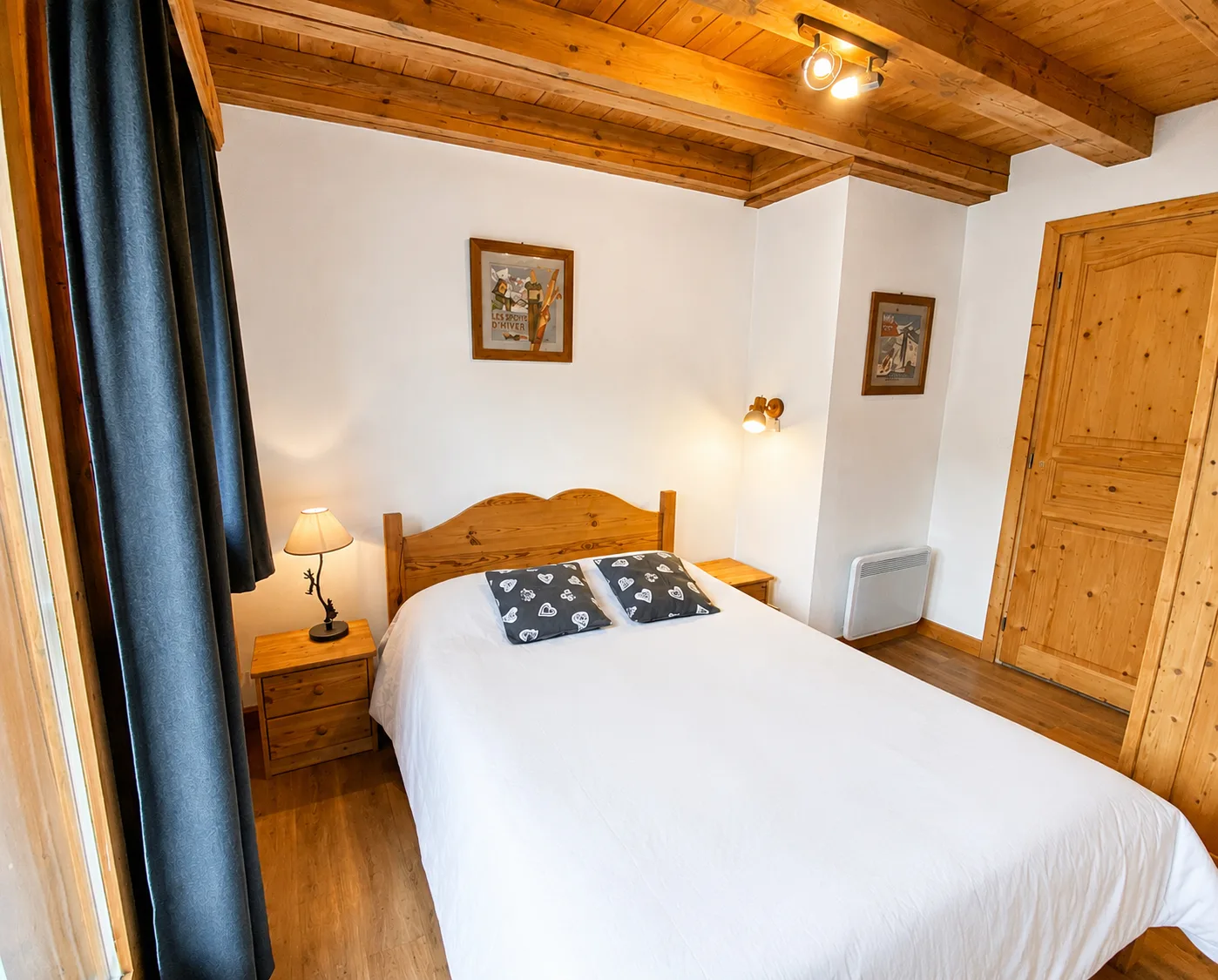 Chambre au 1er étage avec lit double et balcon avec vue sur les pistes 