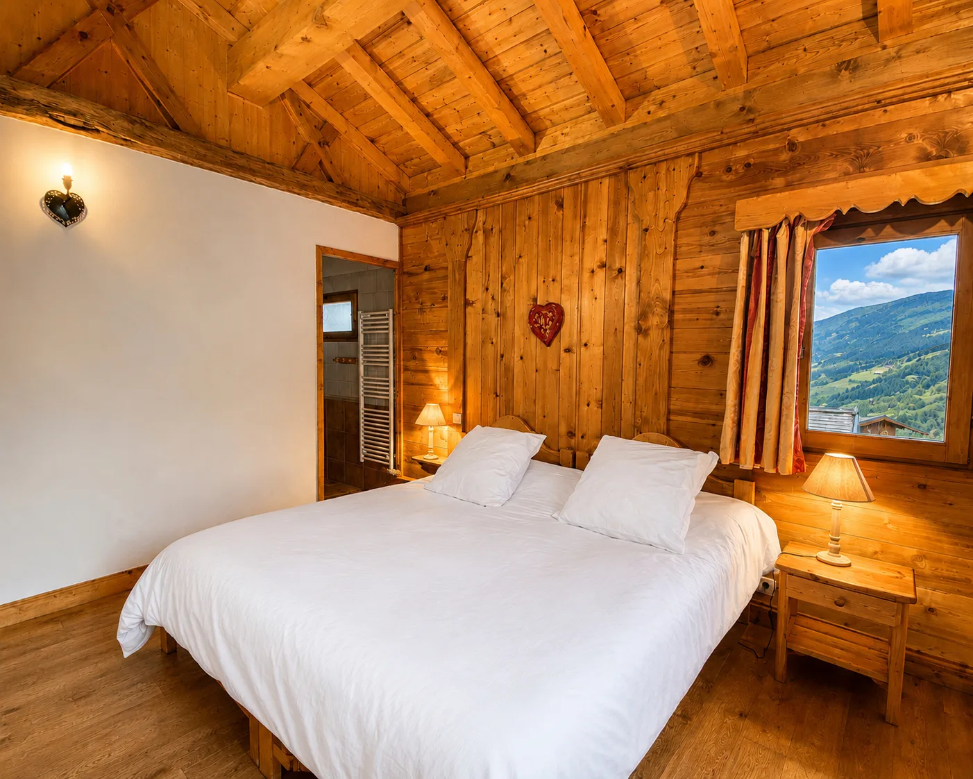 Chambre au 1er étage avec lit double et balcon avec vue sur les pistes et 1 salle de bain