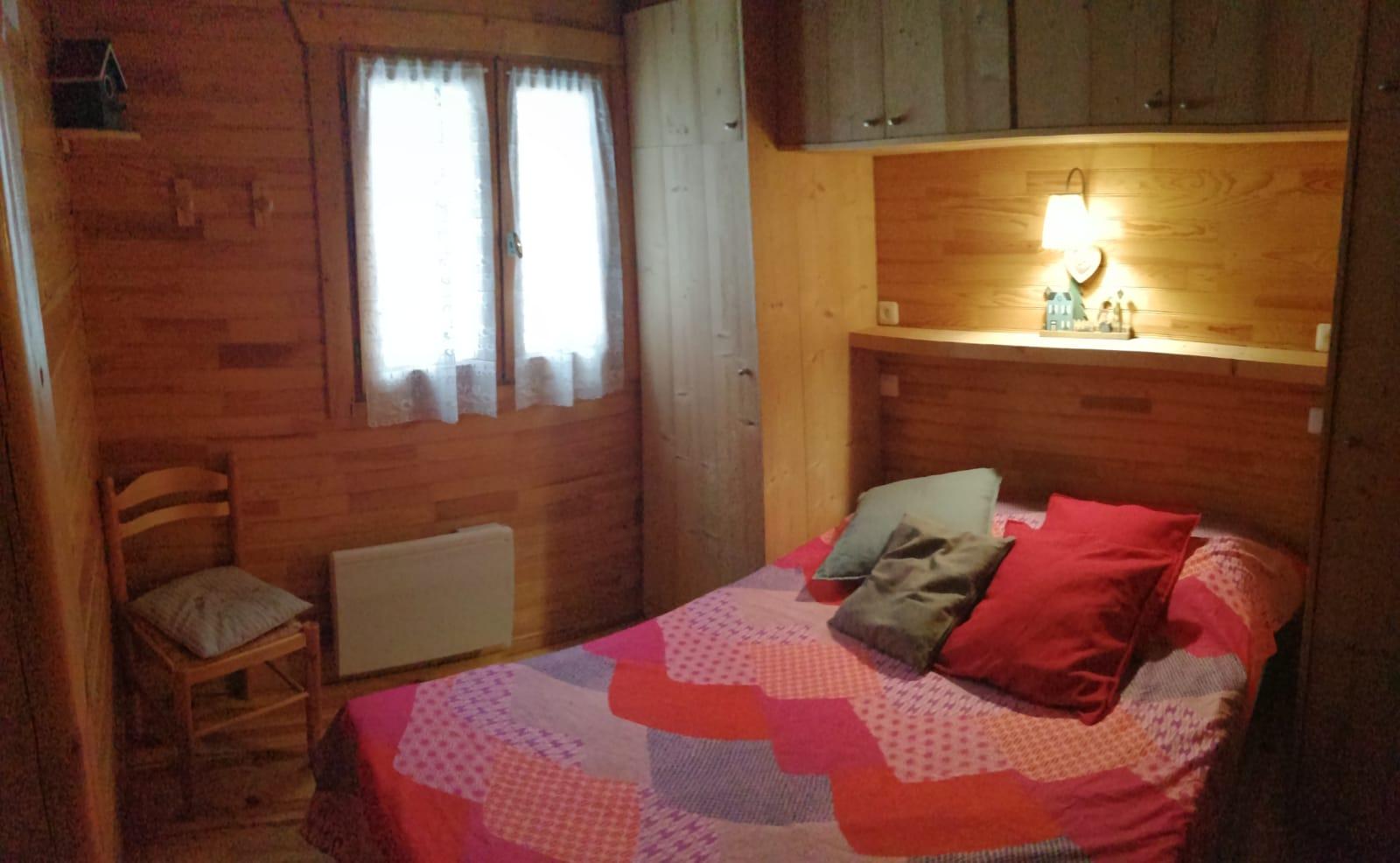 1° chambre avec "lit pont" : lit 140x190 - étagères et penderies. Vue directe sur la forêt