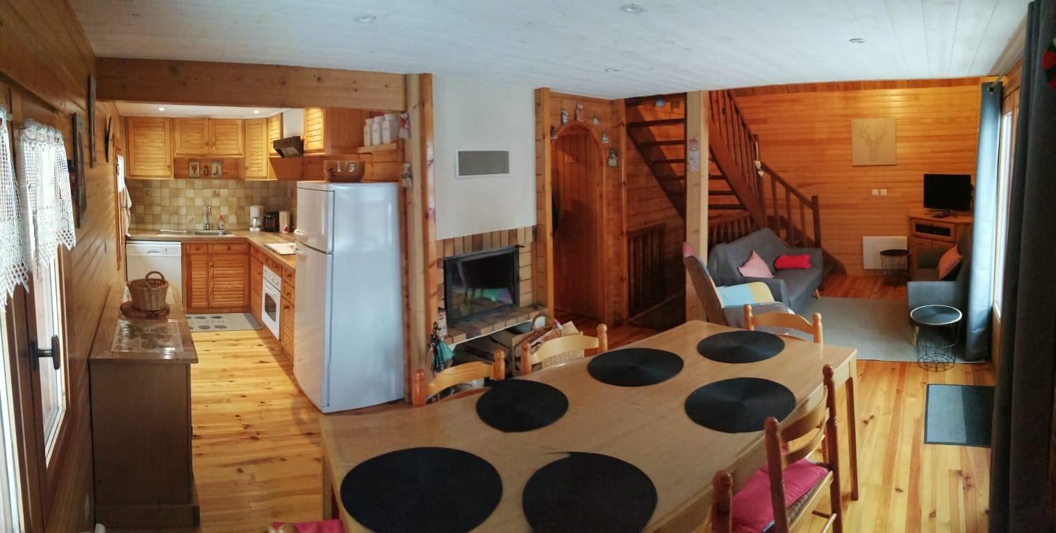 Vue ensemble cuisine - salle de séjour et salon - cheminée insert - accès directe sur terrasse 