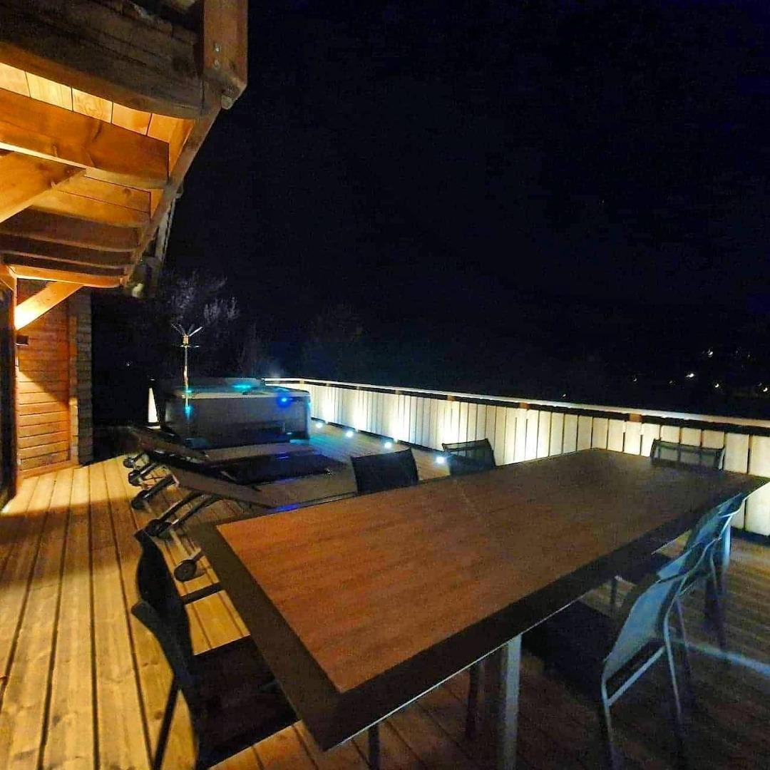 Terrasse avec transat, mobilier extérieur 